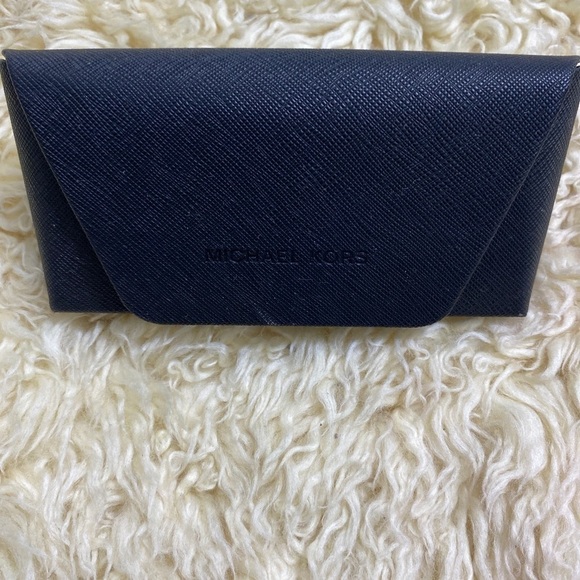 Like new Michael Kors sunglasses case - Picture 2 of 2